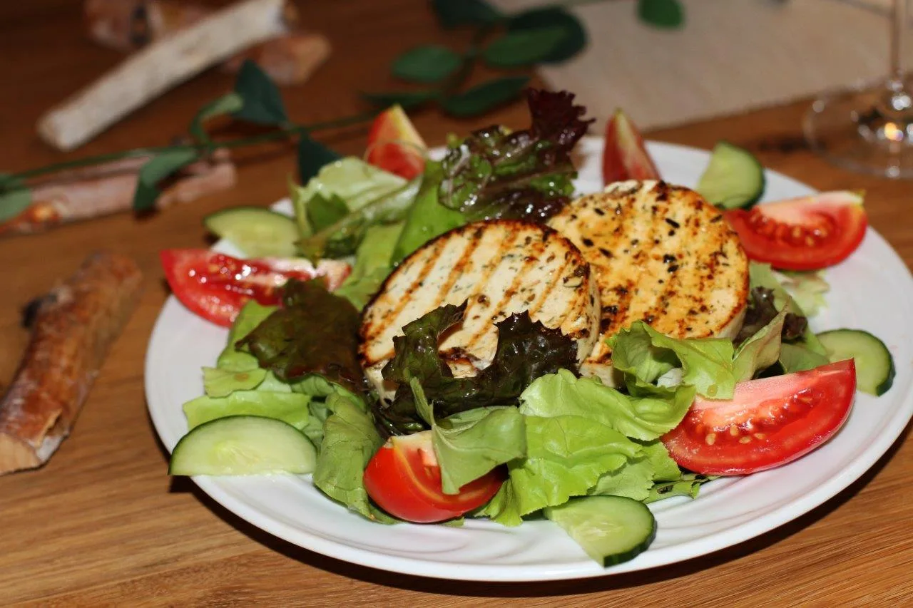 Gegrillter Käse auf Blattsalat mit Tomaten und Gurken