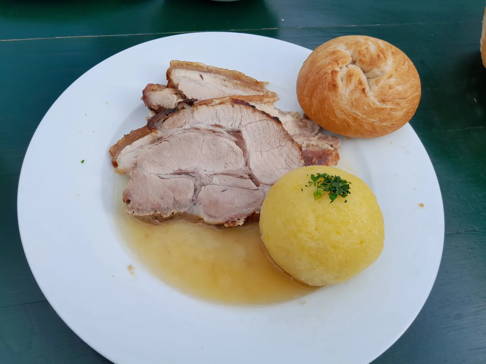 Schweinsbraten mit Erdäpfelknödel, Sauerkraut und einer Semmel