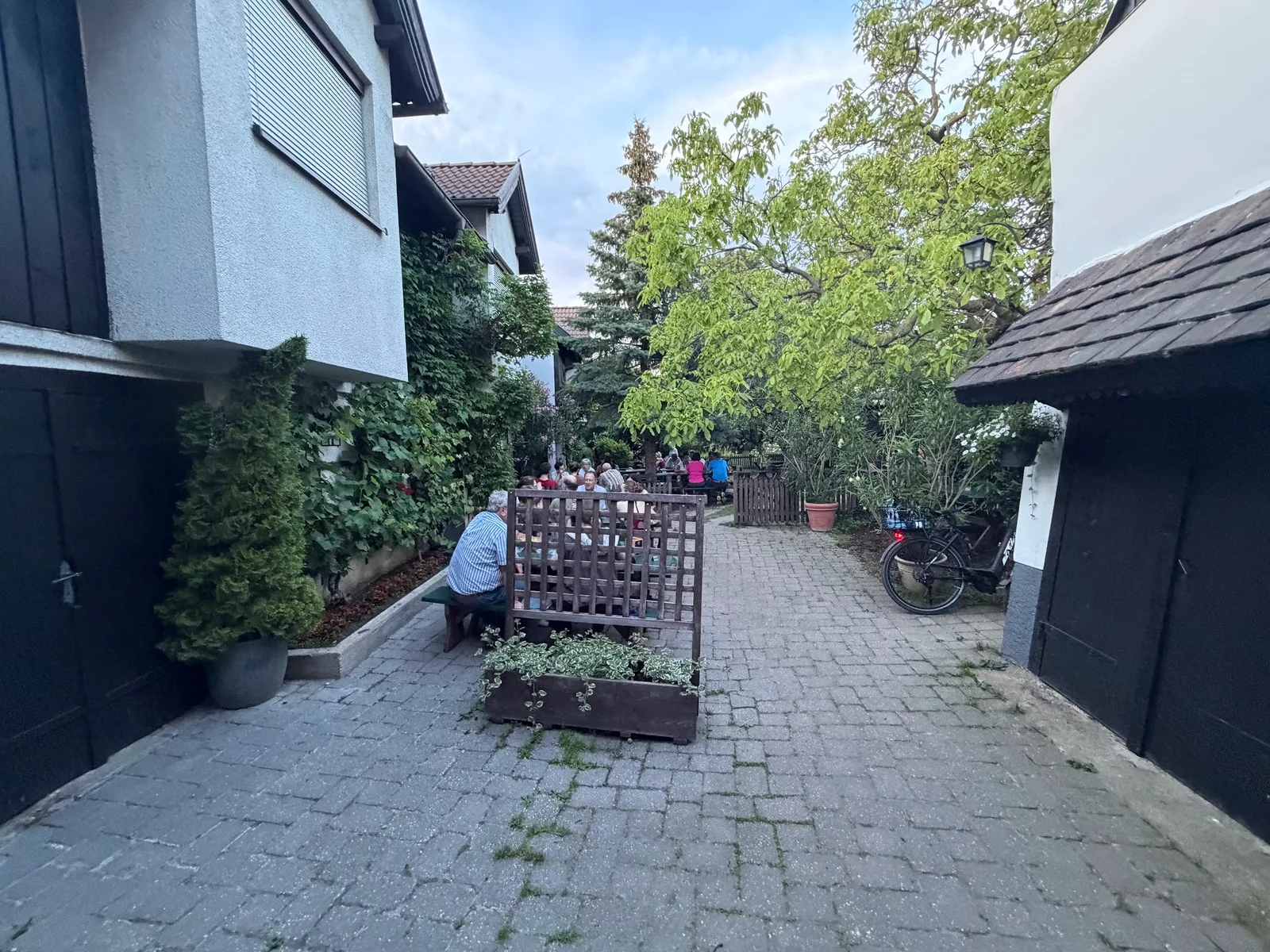 Gepflasterter Durchgang vom Haus in den Gastgarten